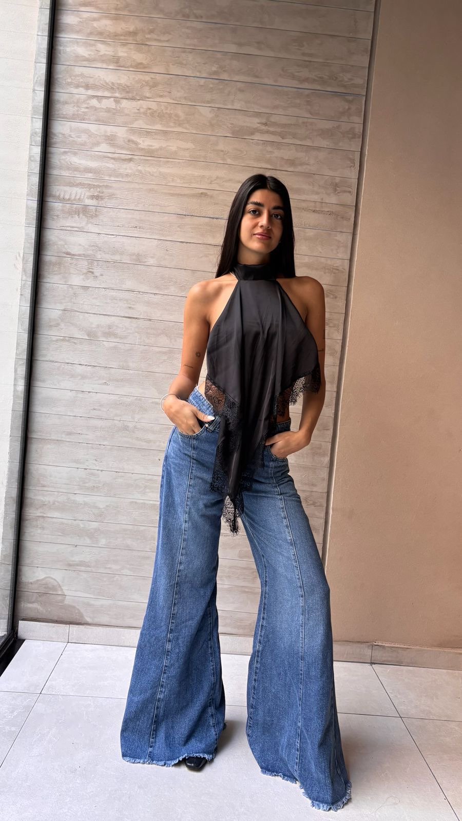 Blusa irregular con detalles de encaje