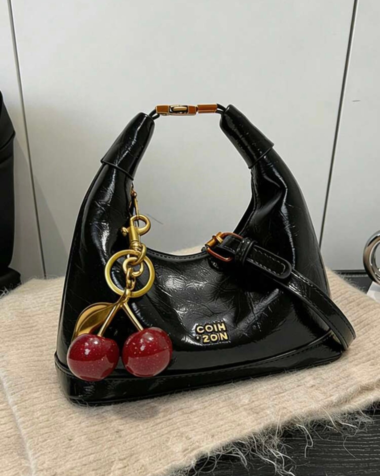 Cartera con cereza