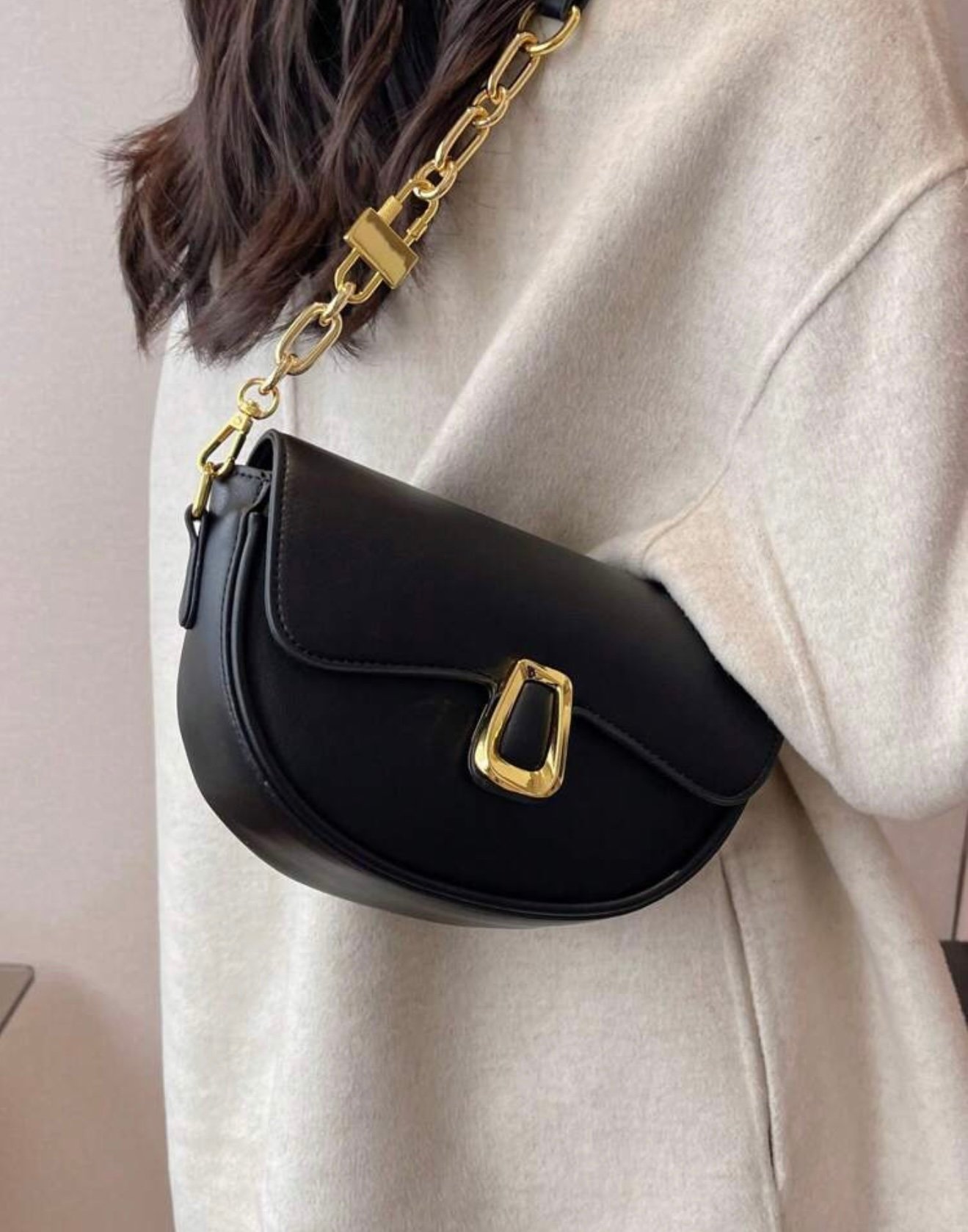 Cartera negro con aplique dorado