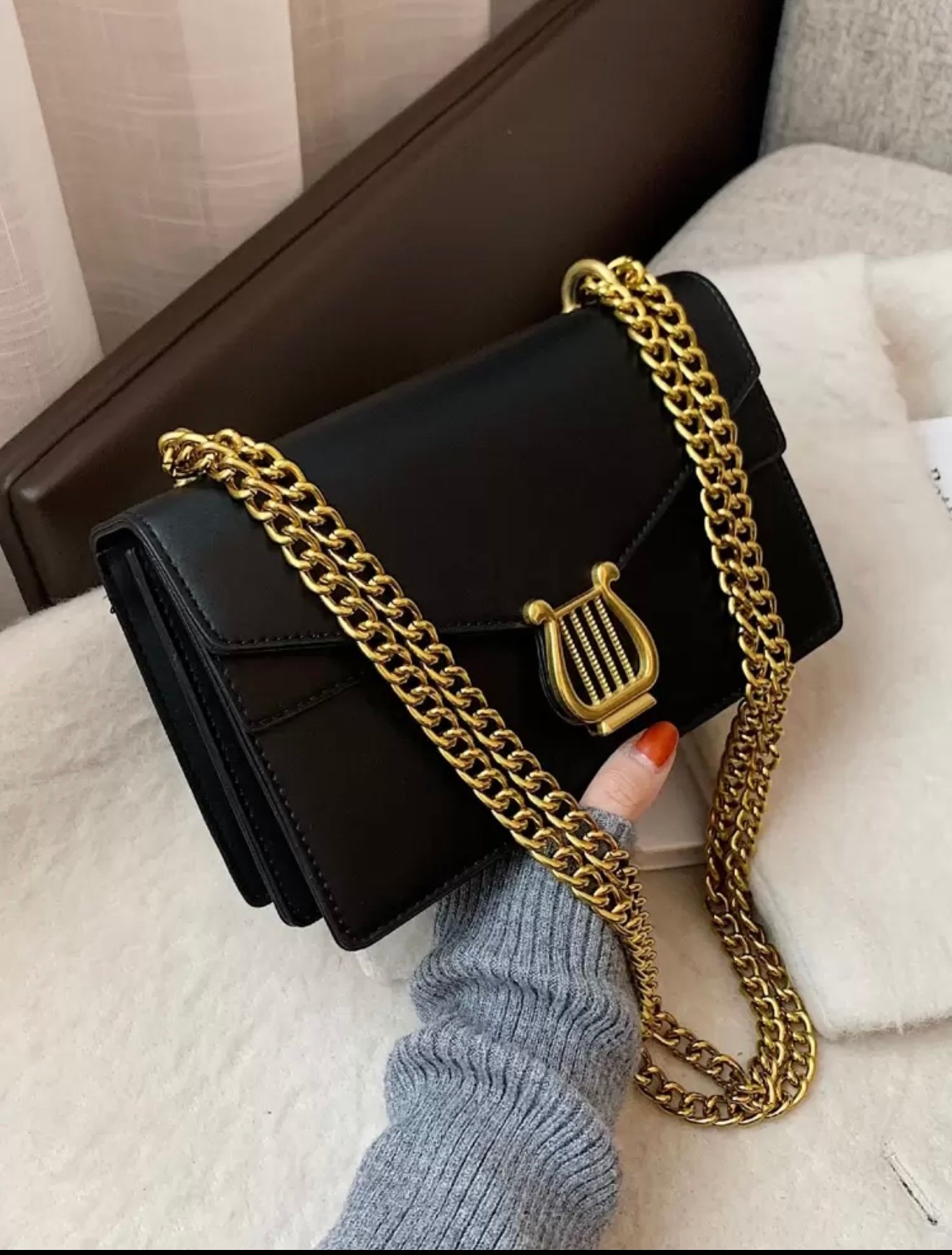 Cartera con apliques dorado
