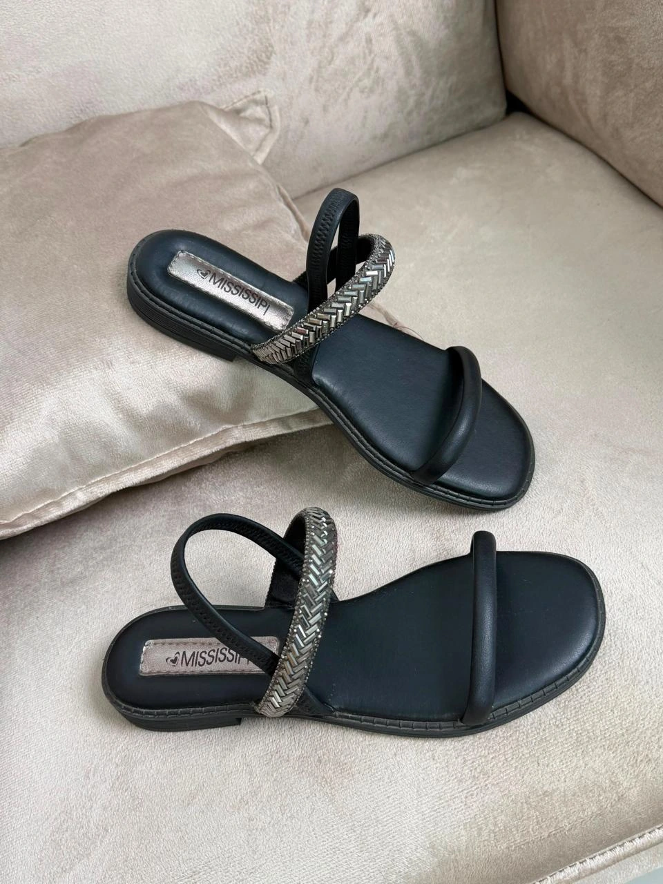 ZAPATILLA CON TIRAS Y BRILLOS