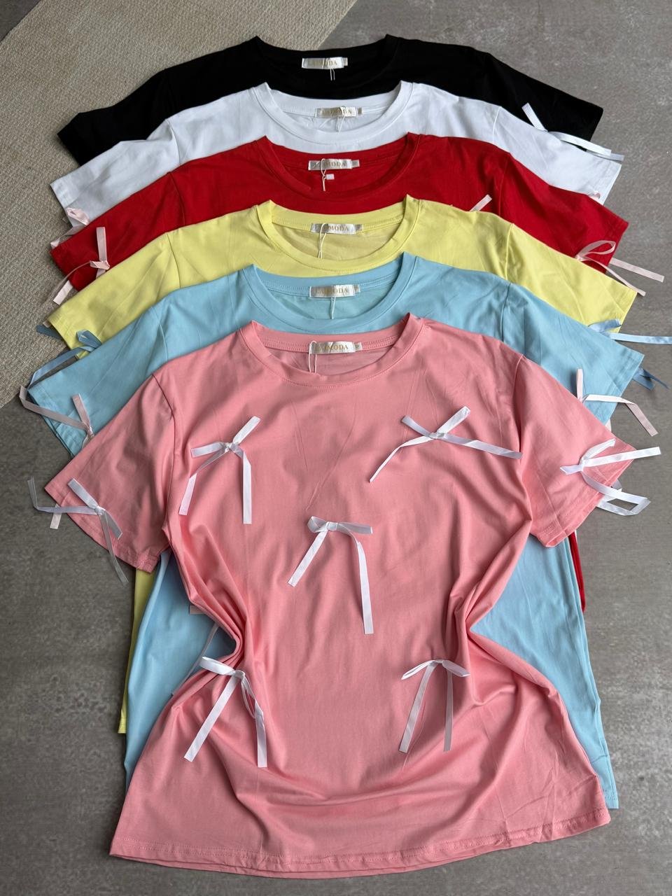 remera de algodón con  moñitos