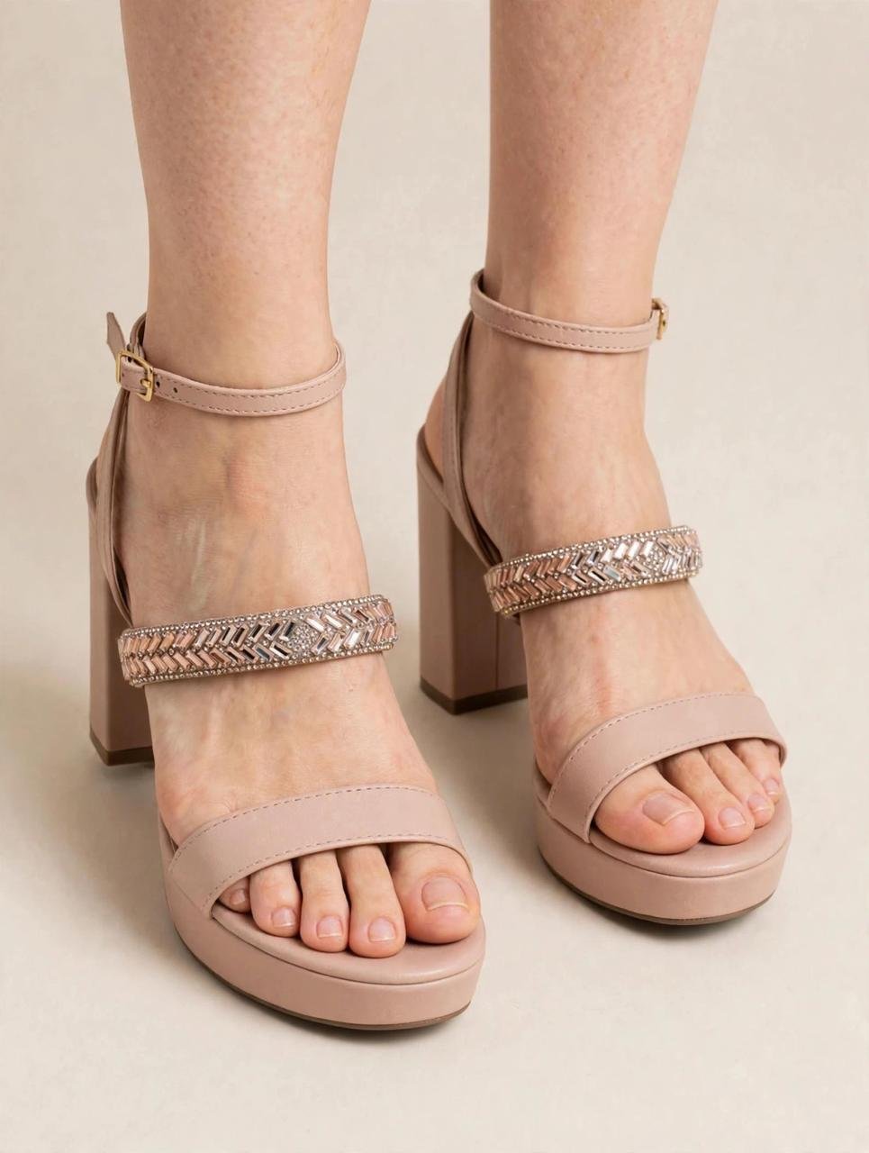 sandalia viamarte con una tira brillos beige