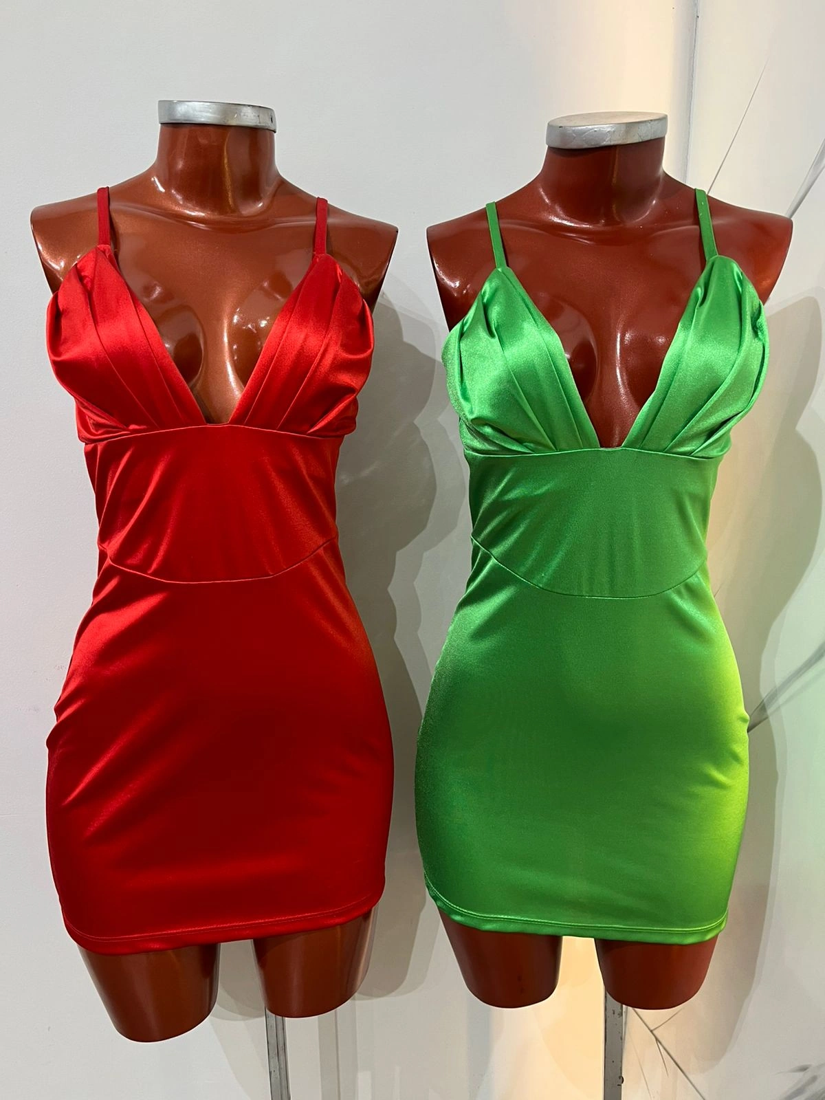 VESTIDO DE SATEN ESCOTE ABIERTO