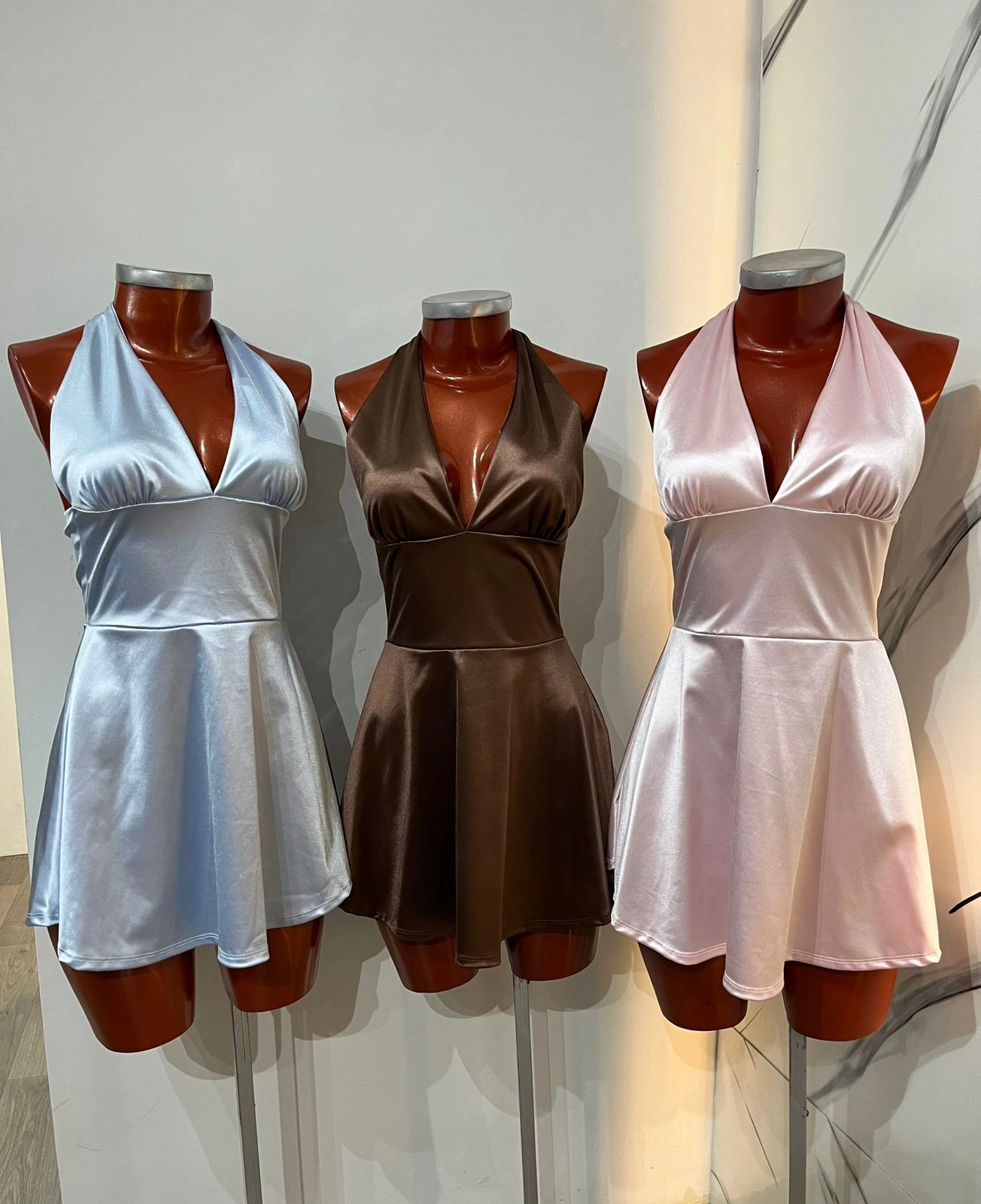 VESTIDO SATEN ESCOTE V