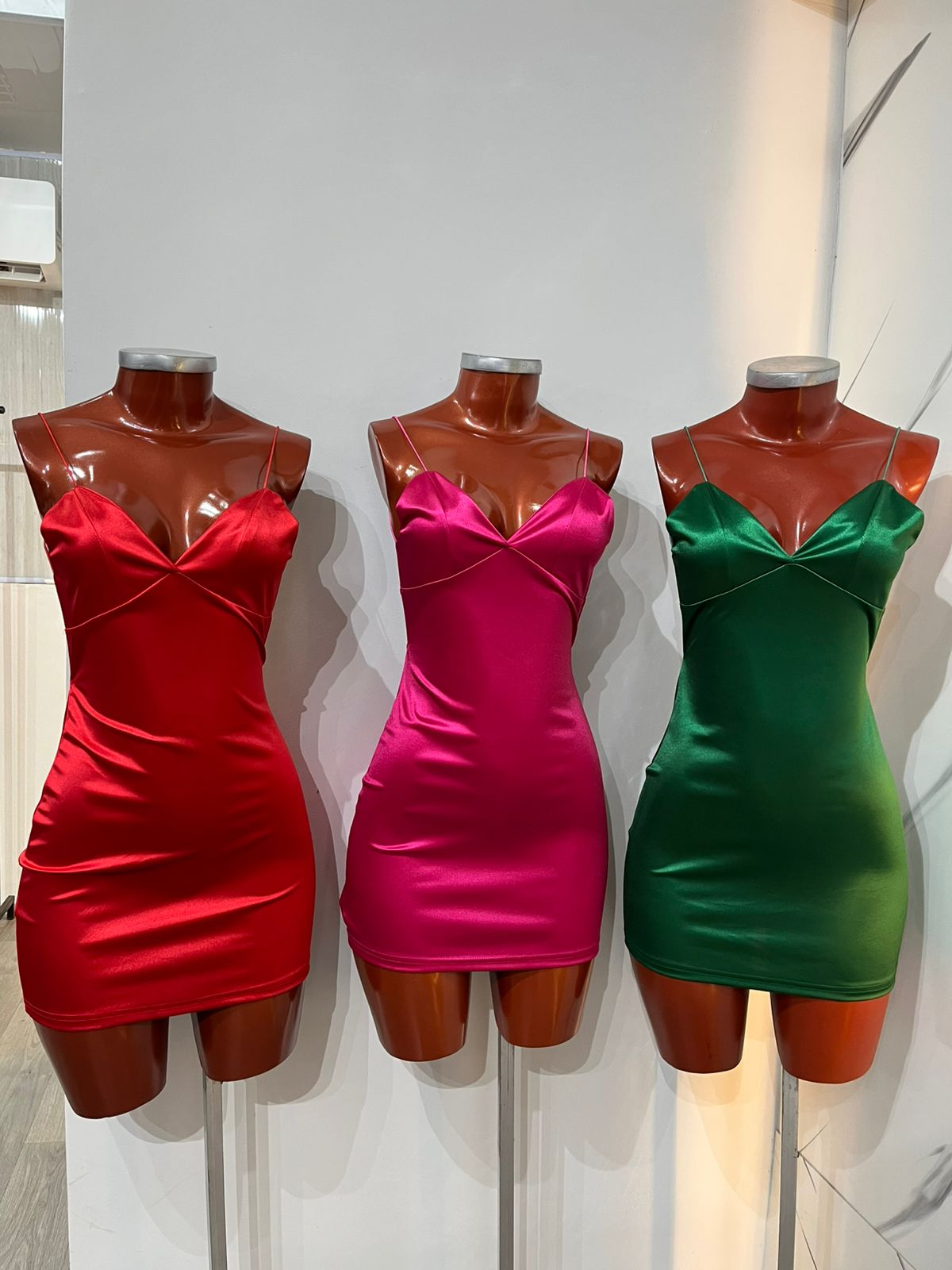 VESTIDO SATEN ESCOTE ABIERTO